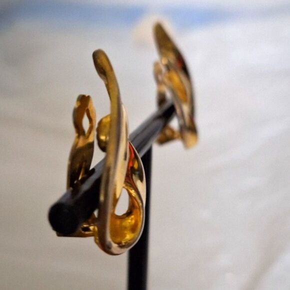 Women's Vintage Clip On Earrings Mid-Century Modern Gold Tone Wavy Swirl - Picture 6 of 9